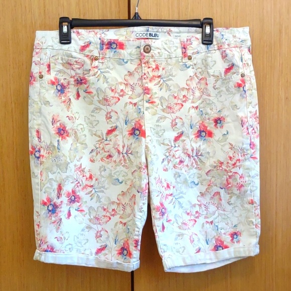 Code Bleu Pants - +SZ Code Blue SZ 18W "Soho" Floral  Jean Bermudas.